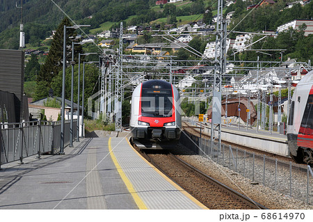 ノルウェー　ノルウェー鉄道　ベルゲン線のヴォス駅に入線してくるミューダル行き列車　 68614970