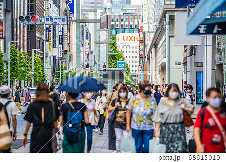 日本の東京都市景観 東京・銀座、マスク姿が目立つ。新型コロナウイルスの感染拡大が続く=8月18日 日本の東京都市景観 東京・銀座、マスク姿が目立つ。新型コロナウイルスの感染拡大が続く=8月18日 68615010