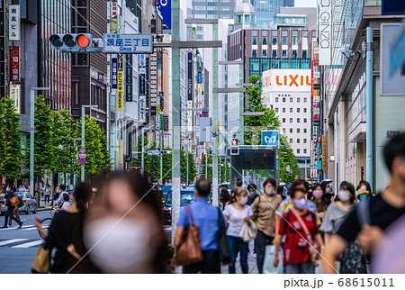 日本の東京都市景観 東京・銀座、マスク姿が目立つ。新型コロナウイルスの感染拡大が続く＝8月18日 68615011