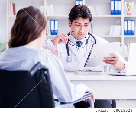 Female patient visiting male doctor for regular check-up in hosp 68615623