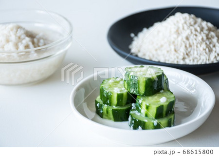 塩麹で胡瓜の漬け物作る 塩麹で胡瓜の漬け物作る 68615800
