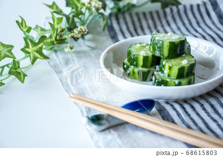塩麹で胡瓜の漬け物作る 塩麹で胡瓜の漬け物作る 68615803