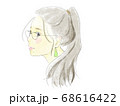 ポニーテールでメガネをかけた女性の横顔 68616422