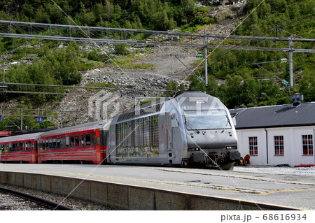 ノルウェー ノルウェー鉄道 ベルゲン線のミュルダール駅に停車中の電気機関車と客車 アップ ノルウェー ノルウェー鉄道 ベルゲン線のミュルダール駅に停車中の電気機関車と客車 アップ 68616934