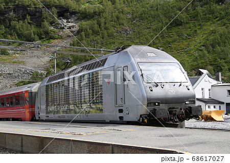 ノルウェー ノルウェー鉄道 ベルゲン線のミュルダール駅に停車中の電気機関車と客車 大きくアップ ノルウェー ノルウェー鉄道 ベルゲン線のミュルダール駅に停車中の電気機関車と客車 大きくアップ 68617027
