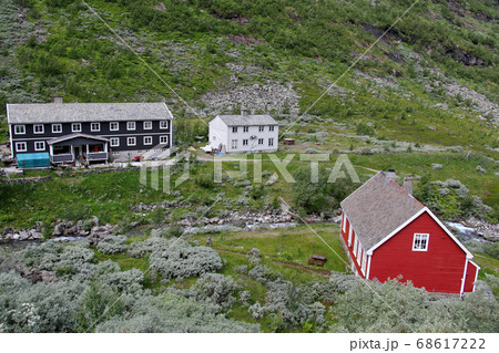 ノルウェー ノルウェー鉄道 ベルゲン線のミュルダール駅ホーム端より谷側の家々トレッキングコースを望む ノルウェー ノルウェー鉄道 ベルゲン線のミュルダール駅ホーム端より谷側の家々トレッキングコースを望む 68617222