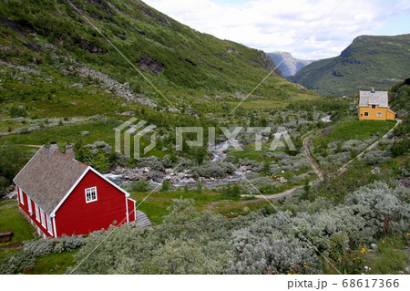 ノルウェー　ノルウェー鉄道　ベルゲン線のミュルダール駅から谷側2軒の家とトレッキングコースを見る 68617366
