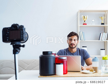 Sports blogger talking about protein nutrition 68619027