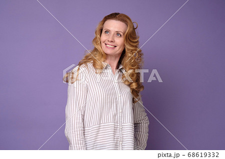 Beautiful mature woman looking at camera and smiling Beautiful mature woman looking at camera and smiling 68619332