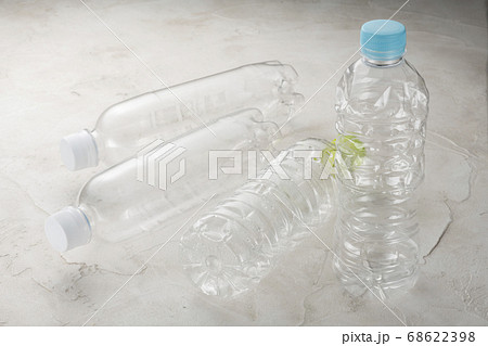 空になったペットボトル 資源ゴミ 68622398