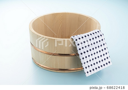 木製の風呂桶と手拭い 68622418