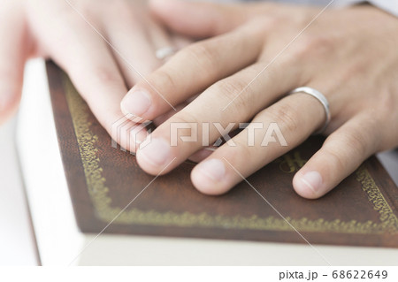 聖書に誓う新郎新婦 聖書に誓う新郎新婦 68622649
