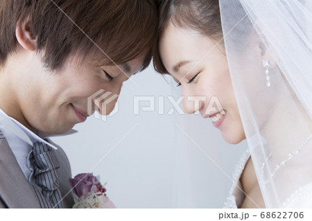 寄り添う新郎新婦 68622706