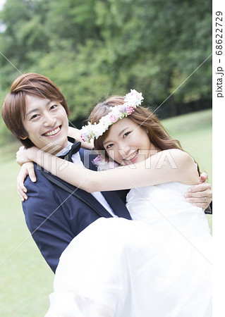 お姫様抱っこする新郎新婦 お姫様抱っこする新郎新婦 68622729