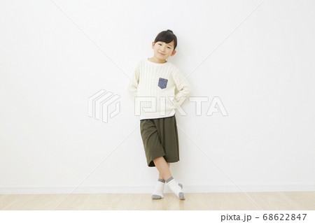 立つ女の子 68622847
