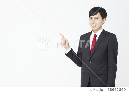 男性　ビジネス　白バック 68622860