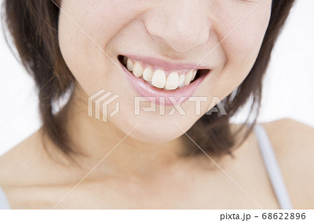 笑顔の女性の口元 笑顔の女性の口元 68622896