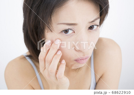 目元のシワに悩む女性 68622910
