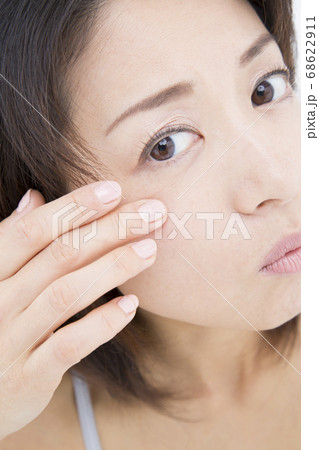 目元のシワに悩む女性 68622911