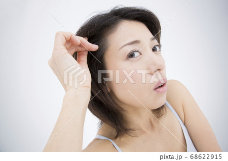 髪の毛に悩む女性 髪の毛に悩む女性 68622915