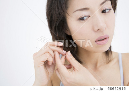 髪の毛に悩む女性 髪の毛に悩む女性 68622916