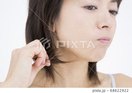 髪の毛に悩む女性 髪の毛に悩む女性 68622922