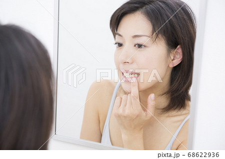 歯をチェックする女性 68622936
