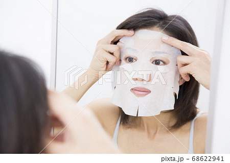 フェイスパックをする女性 68622941