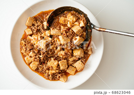 麻婆豆腐を盛り付ける 68623046