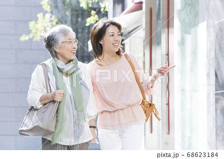 外出をする母と娘 外出をする母と娘 68623184