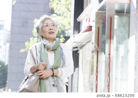街を歩くシニア女性 68623200