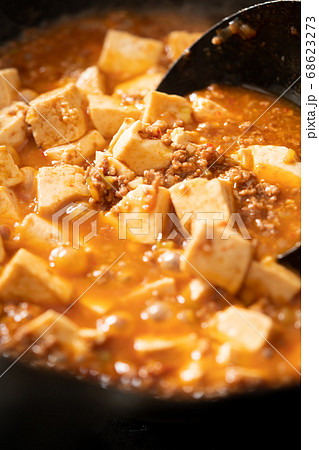 麻婆豆腐を調理する 68623273
