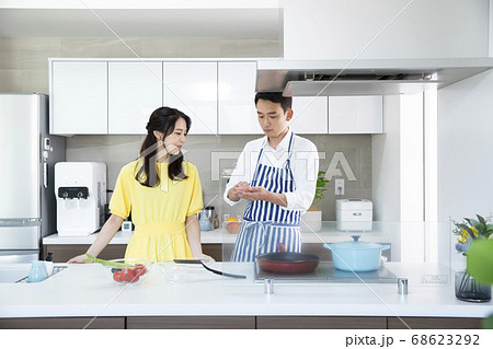 料理する男性 料理する男性 68623292