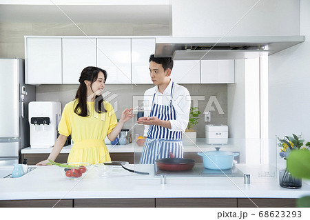 料理する男性 料理する男性 68623293