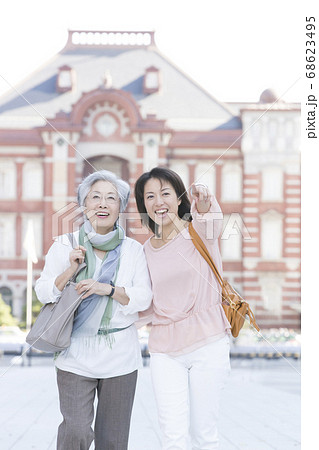 観光する母と娘 観光する母と娘 68623495