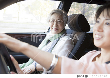 車を運転する娘と母 68623858