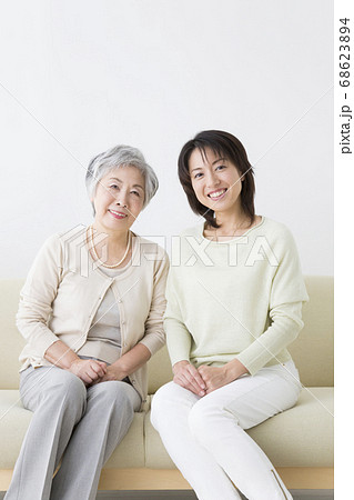 笑顔の母と娘 笑顔の母と娘 68623894