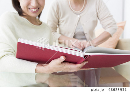 写真アルバムを見る母と娘 68623931