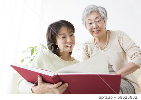 写真アルバムを見る母と娘 68623932