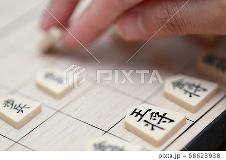将棋の対局をする女性の指 68623938