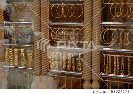 【ヨルダン】マダバ、店先に飾られた金のアクセサリー 68624173