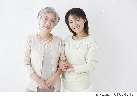 仲良しの母と娘 68624246