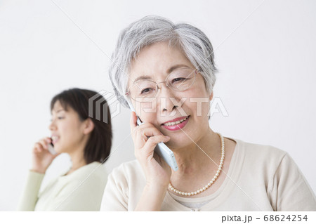 電話する母と娘 電話する母と娘 68624254