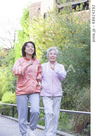 ウォーキングする母と娘 ウォーキングする母と娘 68624292