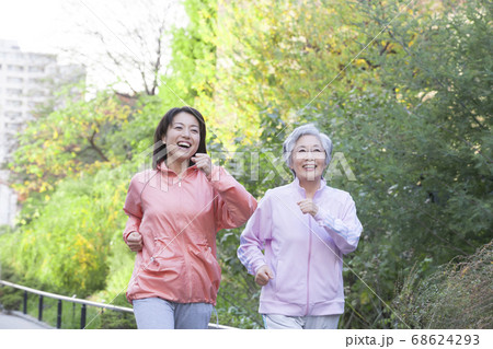 ウォーキングする母と娘 68624293