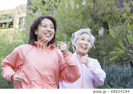 ウォーキングする母と娘 68624294