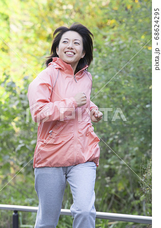 ジョギングする女性 68624295