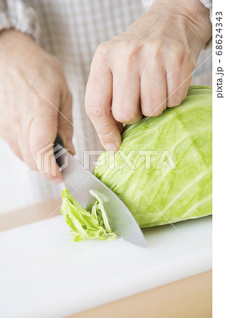 キャベツを切るシニア女性 キャベツを切るシニア女性 68624343