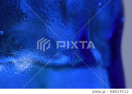 蒼い深淵の色を彷彿させる水滴が付いたガラス細工のコップ 蒼い深淵の色を彷彿させる水滴が付いたガラス細工のコップ 68624512