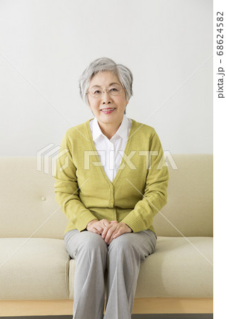 笑顔のシニア女性 68624582